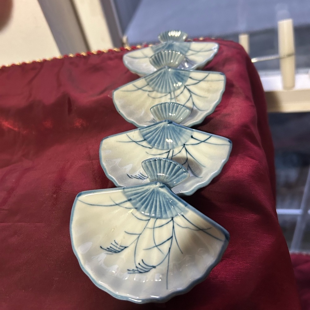 Set of four vintage Japanese fan-shaped ceramic trinket dishes.- hand painted